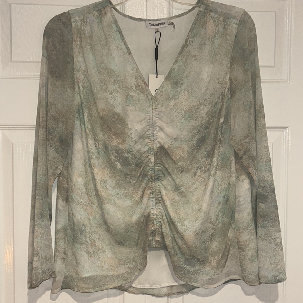 CALVIN KLEIN
Print Ruched V Neck Top